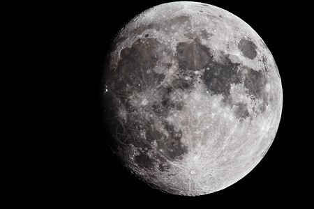 满月特写显示月球表面的细节图片