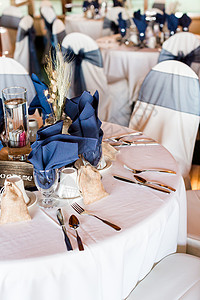 宴会厅以白色和蓝色为婚礼装饰图片