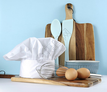 现代厨房烹饪厨具和厨师帽图片