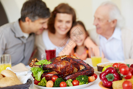 感恩节烤火鸡在假日餐桌上图片