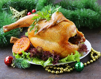 节日晚餐的烤鸡圣诞餐桌布置图片