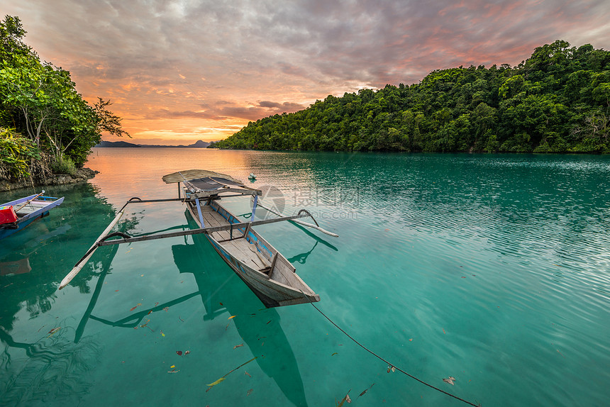 印度尼西亚中苏拉威西岛Togean或托吉安岛的蓝色环礁上漂浮着富饶多彩的日图片