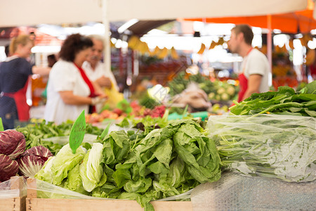 有各种有机蔬菜的市场摊位图片