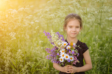 小美少女带着野花来做一个夏图片
