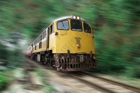 泰国铁轨上的火车图片