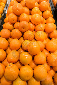 超市摊位上的柑橘类水果图片