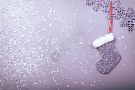 圣诞袜套挂在雪花上图片