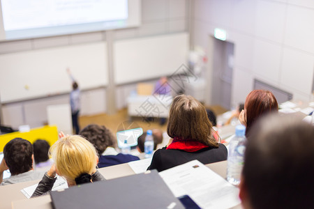 教授在大学报告厅做演讲图片