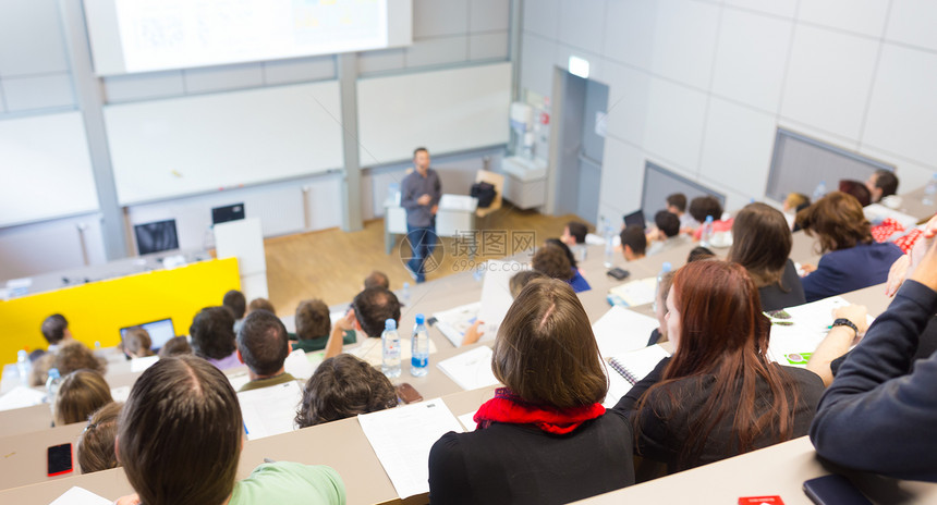 演讲者在大学报告厅做演讲图片