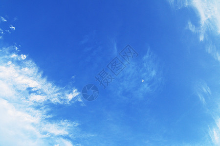 清蓝的天空和云层图片