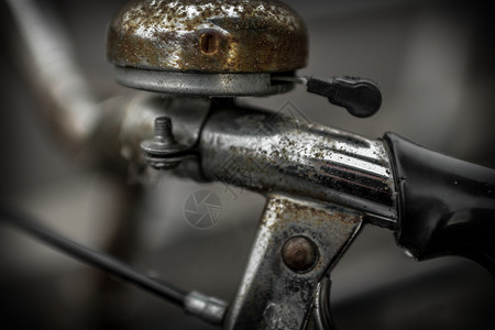 一辆旧自行车的把的细节背景图片