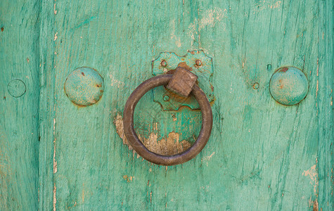 在绿漆的木制门前视角关图片
