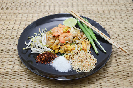 垫底虾仁炒面泰国著名食品图片