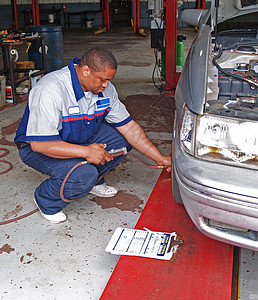 在服务车库检查汽车轮胎压力的自动机械图片
