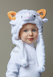 可爱的白种人婴儿蹒跚学步图片