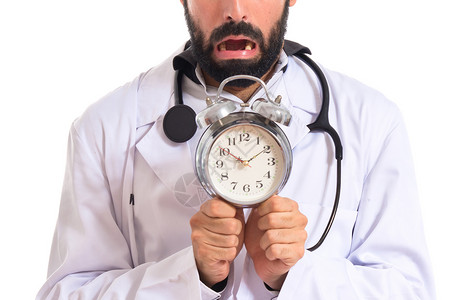 拿着时钟的害怕的医生图片