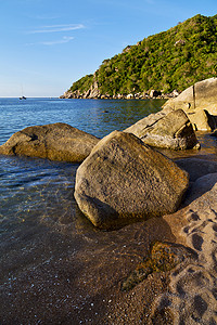 泰国khotao湾的石头南方蓝图片