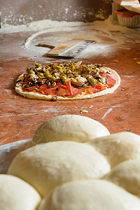 新鲜的意大利原始生披萨传统风图片
