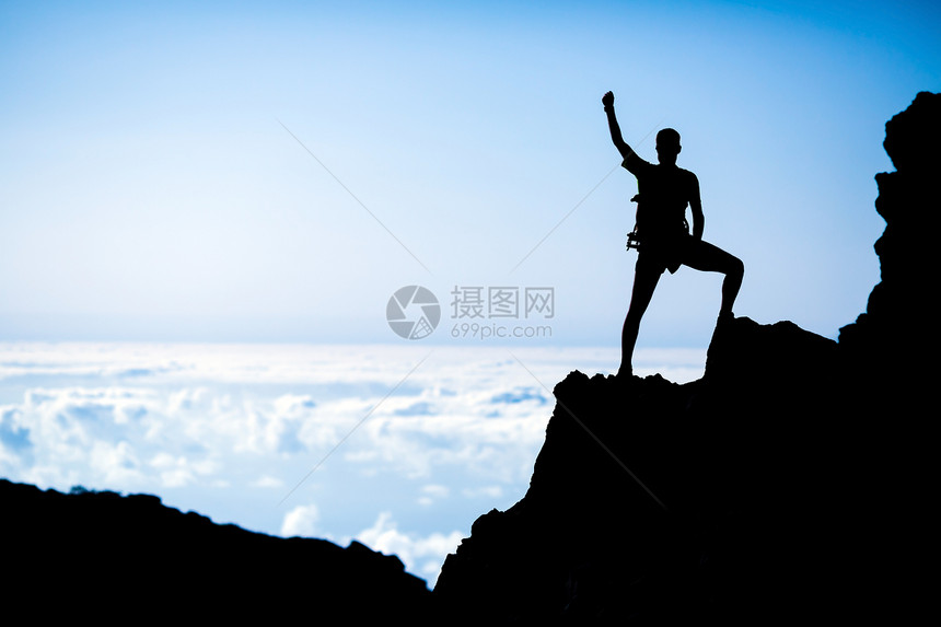 青年男子在山上旅行或登山时的休光和成功图片