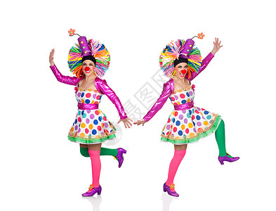 两个滑稽小丑跳舞孤立图片