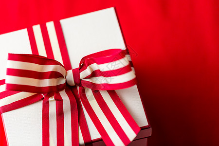 圣诞礼物包裹在盒子里红色背景图片