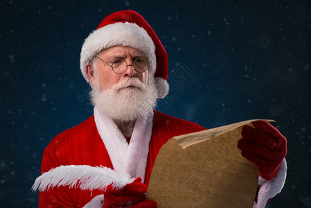 圣诞老人阅读愿望清单图片