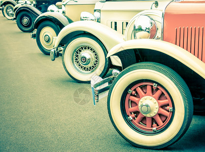 古型汽车轮背景图片