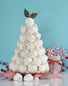圣诞树甜点用粉色和白色的蛋白瓜配上蓝白背景的糖背景图片