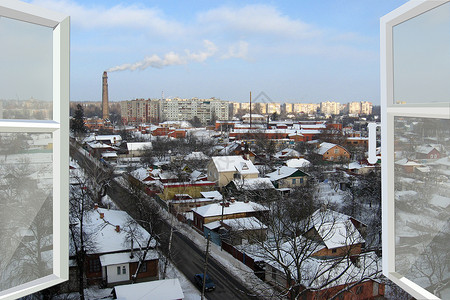 面向冬季城市的打开窗口action图片
