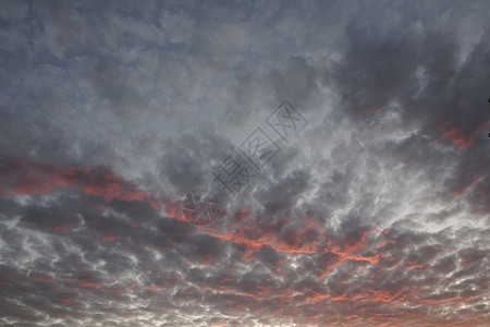 下萨克森州的AbendhimmelmitdunklenundrotenWolken背景图片