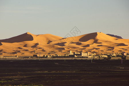 摩洛哥的Merzouga村由风沙形成图片