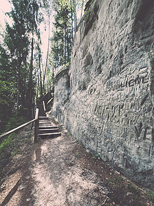 拉脱维亚高哈斯公园的古老砂岩悬崖上刻有铭文图片