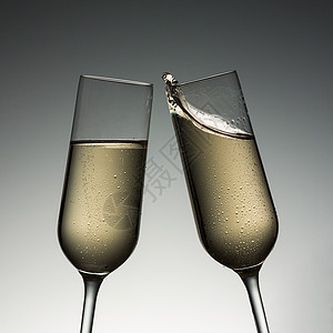 在新年前夕用香槟杯敬酒以5D马克三分图片