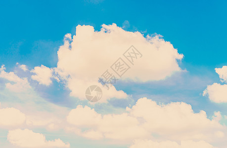 蓝色天空中的白毛云在古老效应背景图片