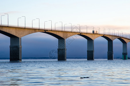 瑞典的奥兰桥在清晨的第一缕阳光下背景图片
