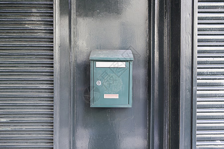 墙上的绿色信箱一个邮箱纸贴图片