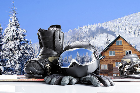 冬季运动杯滑雪鞋头盔和冬山背景的手套冬图片