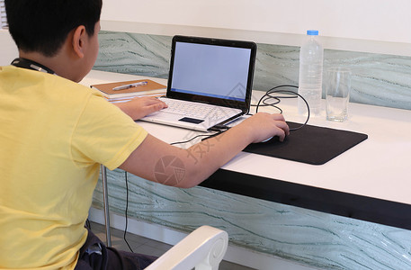 在电脑屏幕上做作业的亚洲学校教育高清图片素材