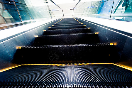 地铁站的自动扶梯图片