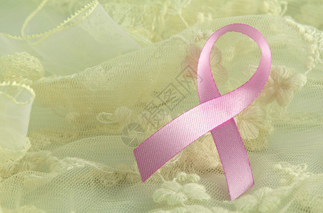 乳癌粉色丝带标志乳腺癌粉色丝带在软奶油图片
