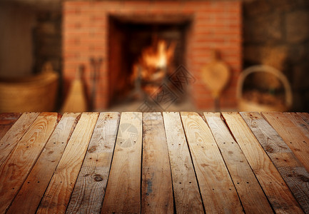 壁炉前的木板条桌图片