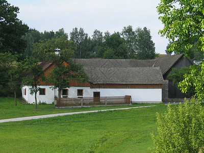 夏季奥地利乡村的民俗小屋S图片