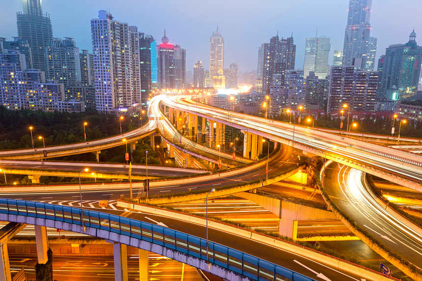 夜幕下的上海立交高架路图片