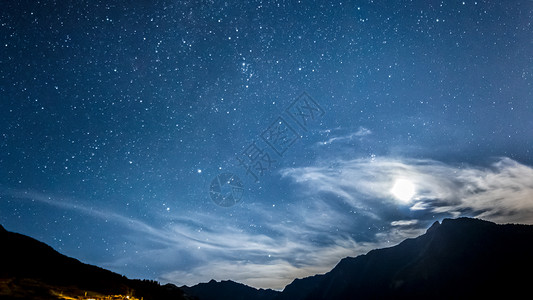夜空星和月亮横跨山图片