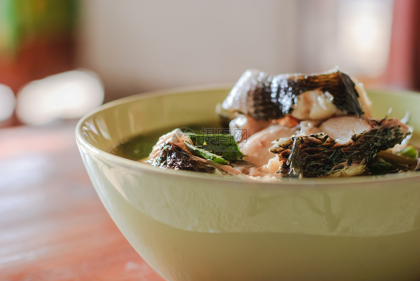 泰国菜中的冬阴功汤和热鱼汤图片