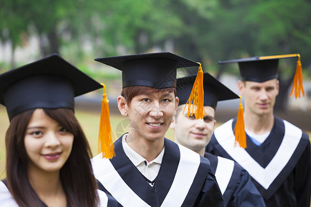 大学校园毕业礼服中快图片