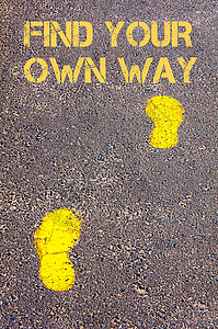 人行道上的黄色脚步声寻找您自己背景图片