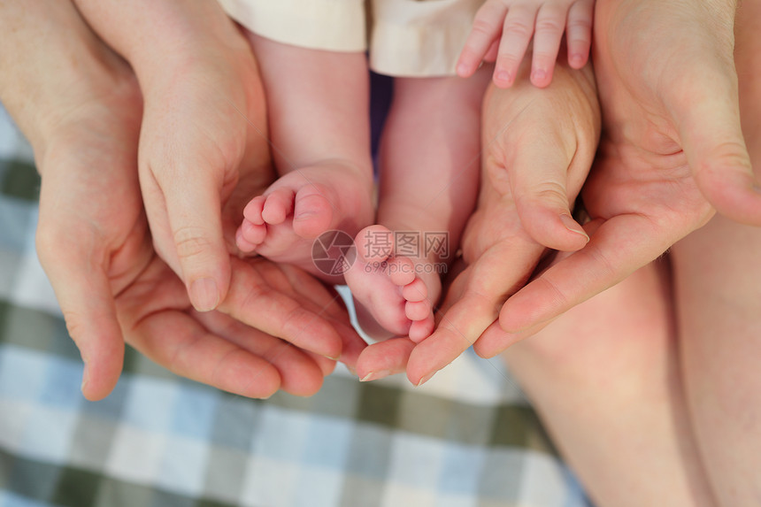 新生儿婴脚掌握在父母手中图片