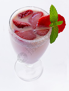 草莓奶昔饮料白色背景上有薄荷和草莓图片