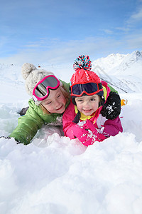 儿童在滑雪度假胜地享受冬图片